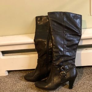 Dark brown heeled boot